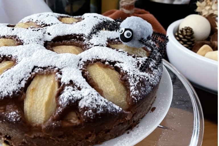 Torta con succo di frutta alla pera e cioccolato